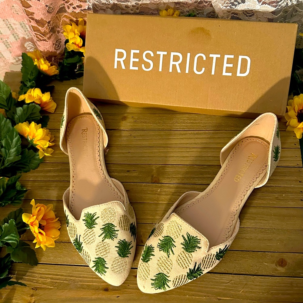 💙 Restricted Pineapple Embroidered D’orsay Flats in Cream NIB